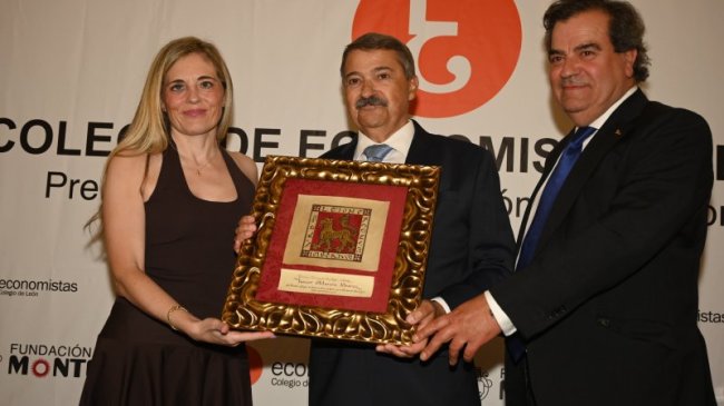 Entrega del Premio Fernando Becker Gómez a D. Javier Oblanca Álvarez. Hace entrega la Decana del Colegio, María Díez Revilla y el Presidente de la Fundación Monteléon, Francisco García Paramio