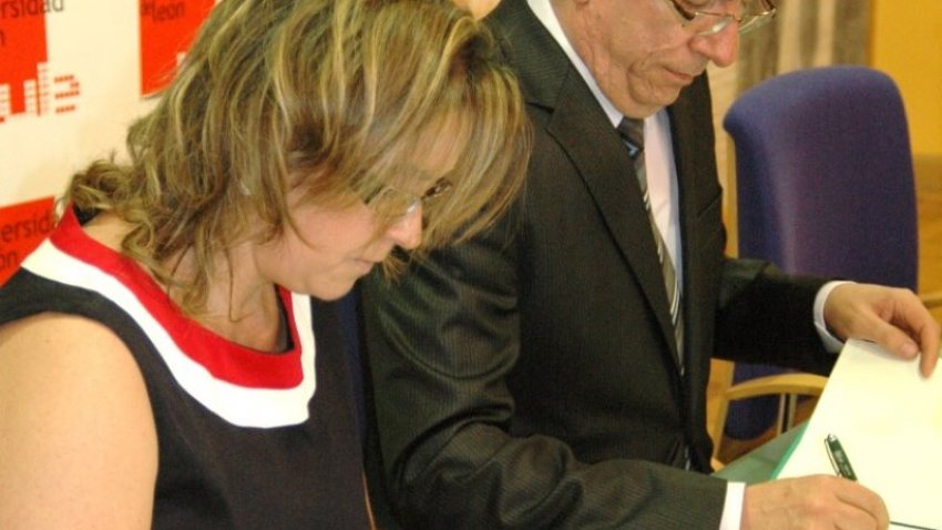 El Rector y la Decana-Presidente en el momento de la firma del Convenio Marco