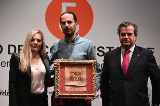 Entrega Premio Fernando Becker a D. Víctor Juárez por parte de nuestra Decana, Dña. María Diez y el Presidente de la Fundación Monteleón