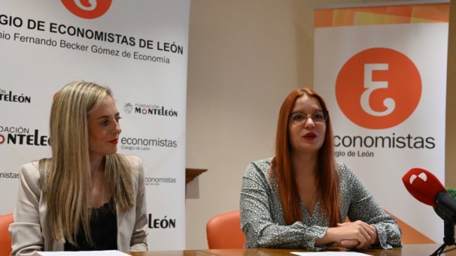 La Decana, Dña. María Díez Revilla con la Gerente de la Fundación Monteleón, Dña. Andrea Gutiérrez