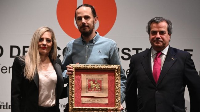 Entrega Premio Fernando Becker a D. Víctor Juárez por parte de nuestra Decana, Dña. María Diez y el Presidente de la Fundación Monteleón